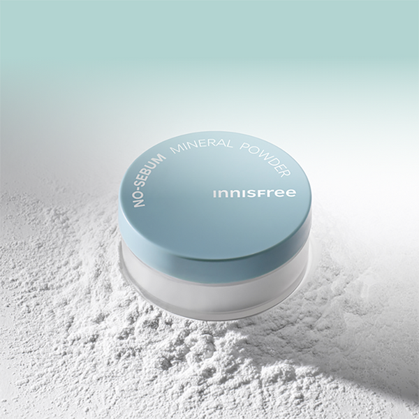 Innisfree - No Sebum Mineral Powder 5g – front of the pack: powder jar on loose powder | Korean Skincare Pakistan